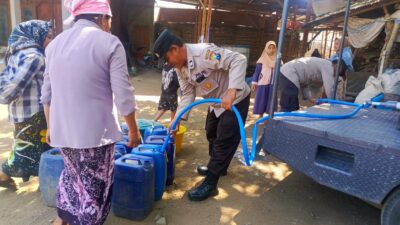 Polsek Winongan Salurkan Air Bersih untuk Warga Terdampak Kekeringan
