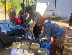 Polres Pasuruan Sulap Mobil Patroli Jadi Pengangkut Air Bersih untuk Warga Terdampak Kekeringan