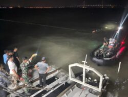 PRAJURIT KRI BHT-370 SIGAP SELAMATKAN DUA NELAYAN KORBAN PERAHU TERBALIK DI SELAT MADURA