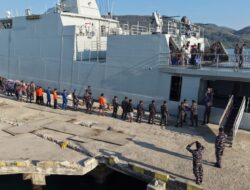 TNI AL DISTRIBUSIKAN BANTUAN KORBAN GEMPA REO NTT GUNAKAN KRI SHS-990 & KRI BHT-370 MELALUI JALUR LAUT
