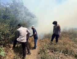 Karhutla Bromo: Api Mengarah ke Ngadisari, Polres Probolinggo Gerak Cepat Padamkan Api di Blok Seruni