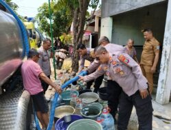 Polres Nganjuk Kerahkan Water Cannon dan Truk Tangki Pasok Puluhan Ribu Liter Air Bersih di Ngetos