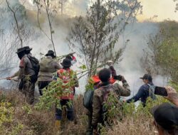 Polres Batu Terjunkan Personel Tangani Karhutla di Gunung Buthak dan Sterilisasi Jalur Pendakian Panderman