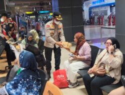 Polresta Bandara Soetta bersama Otoritas Bandara Berbagi Snack dan Minuman Gratis di Terminal 2