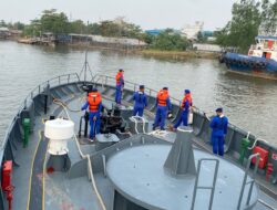 Gelombang Kurang Bersahabat, Kapal Polri Tetap Sisir Laut Bersama Tim Sar Cari Korban Km Virgo Transport 8